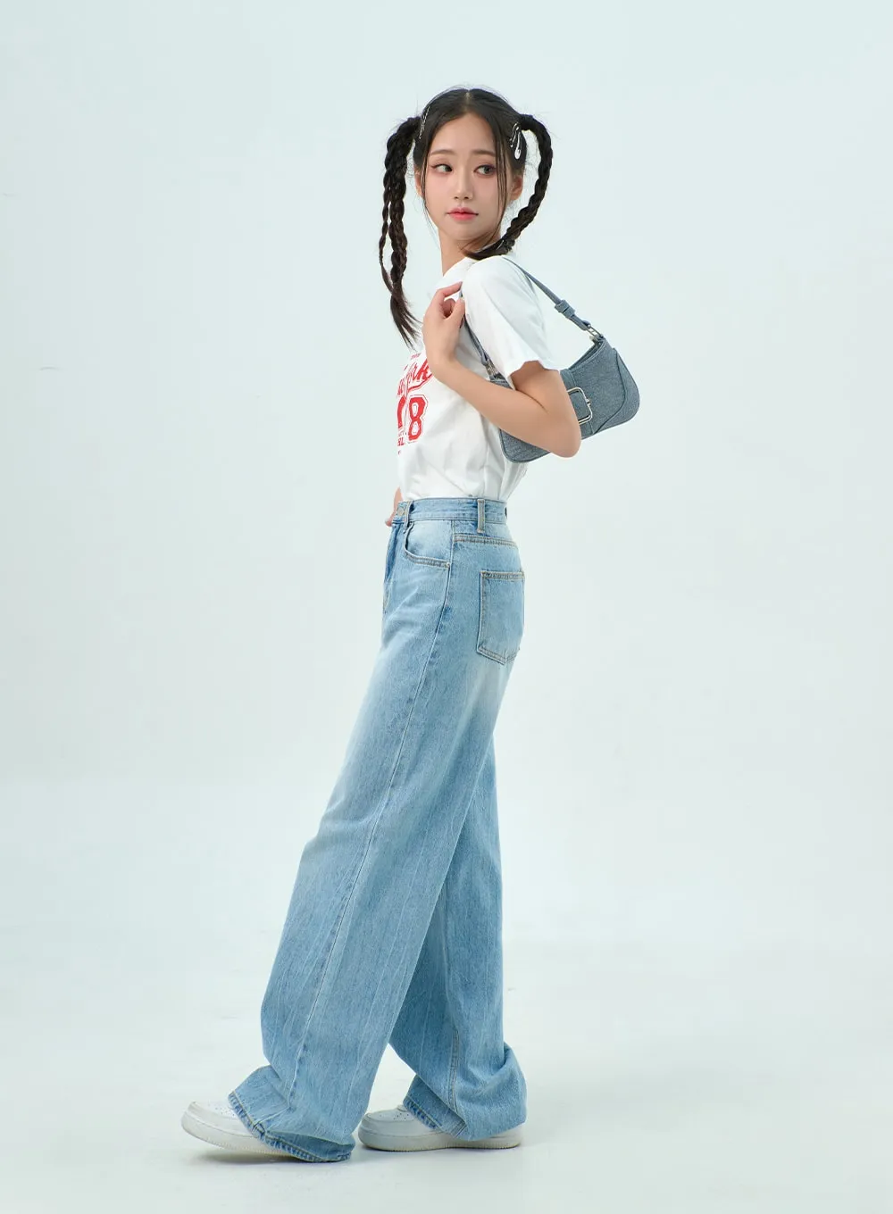 Wide Light Wash Jeans BY322